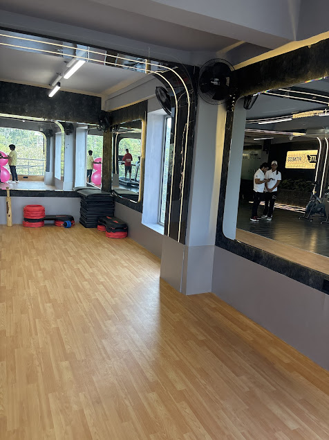 Inside the training floors of Elite Fitness Club, scene 9